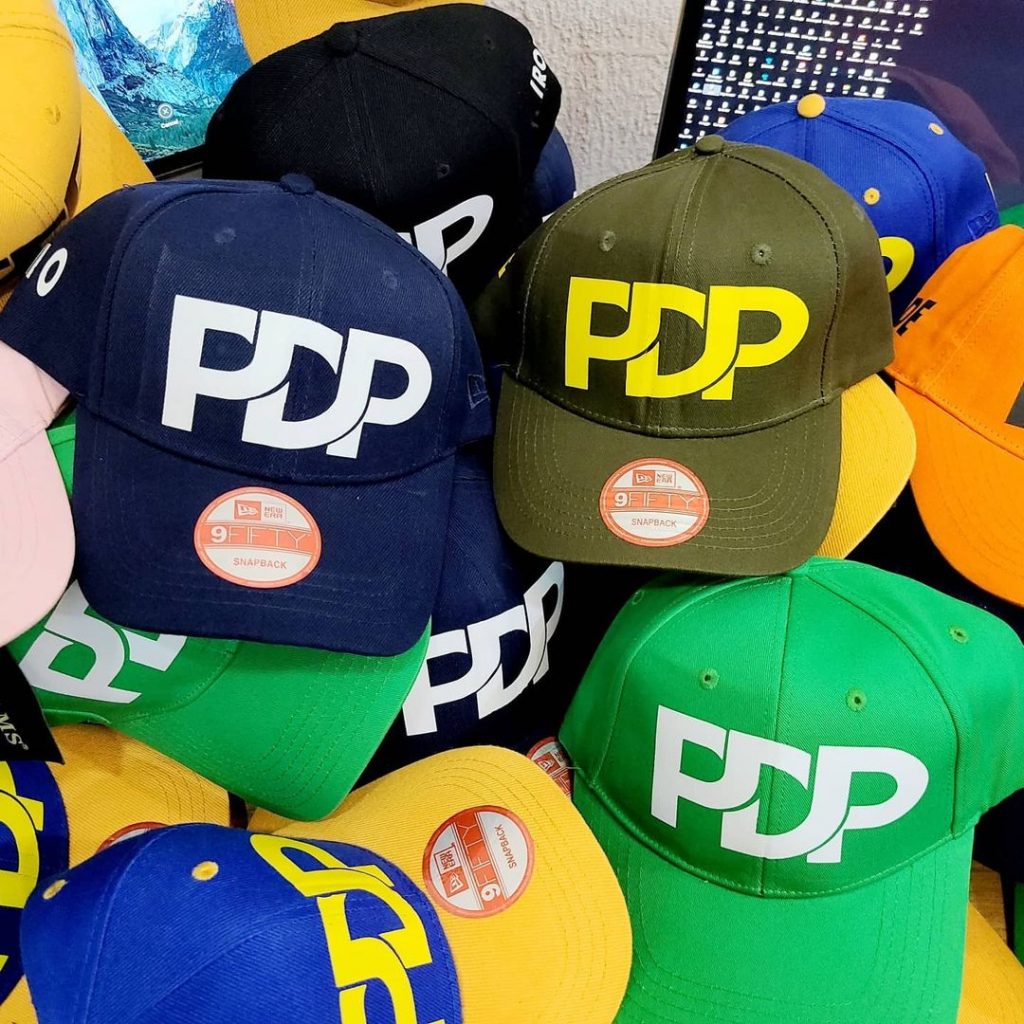branded-face-caps